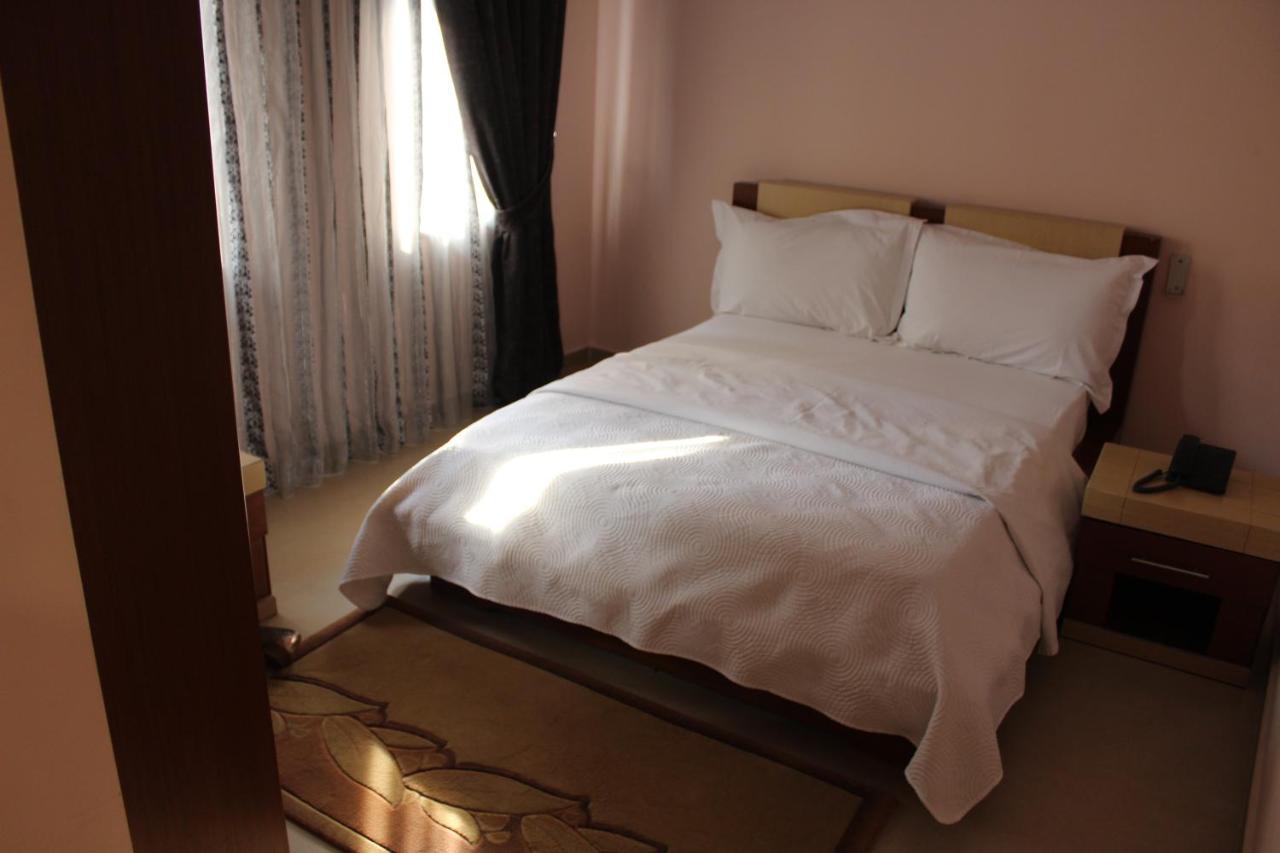 Hotel Piemonte Tirana Exteriör bild