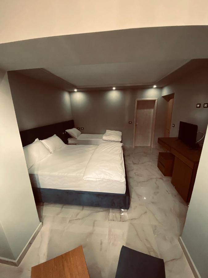 Hotel Piemonte Tirana Exteriör bild